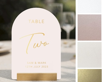 Números de mesa de boda arqueados con lámina dorada: Tarjeta nacarada