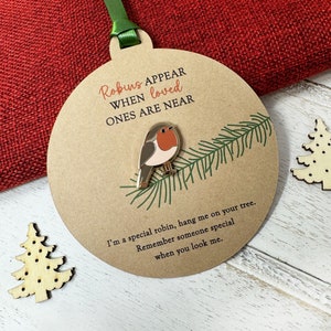 Weihnachten Rotkehlchen Emaille Pin Badge auf Karte Bauble, Erinnerung Rotkehlchen, In Erinnerung, Weihnachtsbaum Dekoration, Brosche, Label Pin, festlich