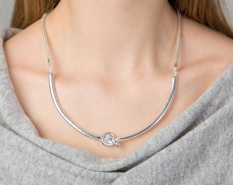 Collar llamativo con nudo de la amistad