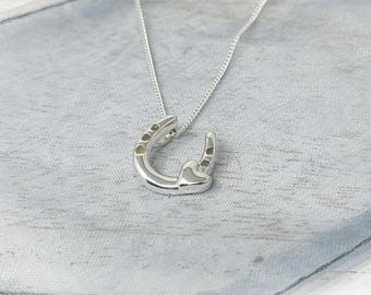 Collar con colgante de herradura y corazón en plata de ley 925