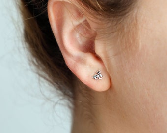 Lindos aretes pequeños de plata con conejito