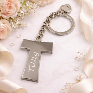 Puede incluir: Un juego de tres tazas de cerámica con un acabado moteado y mate. Cada taza presenta un color diferente: azul claro, crema y gris. Las tazas tienen un diseño simple y moderno y un asa cómoda.