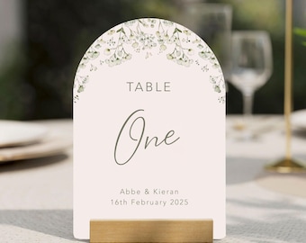 Números de mesa personalizados de gypsophila para bodas: diseño floral arqueado, tarjetas de mesa