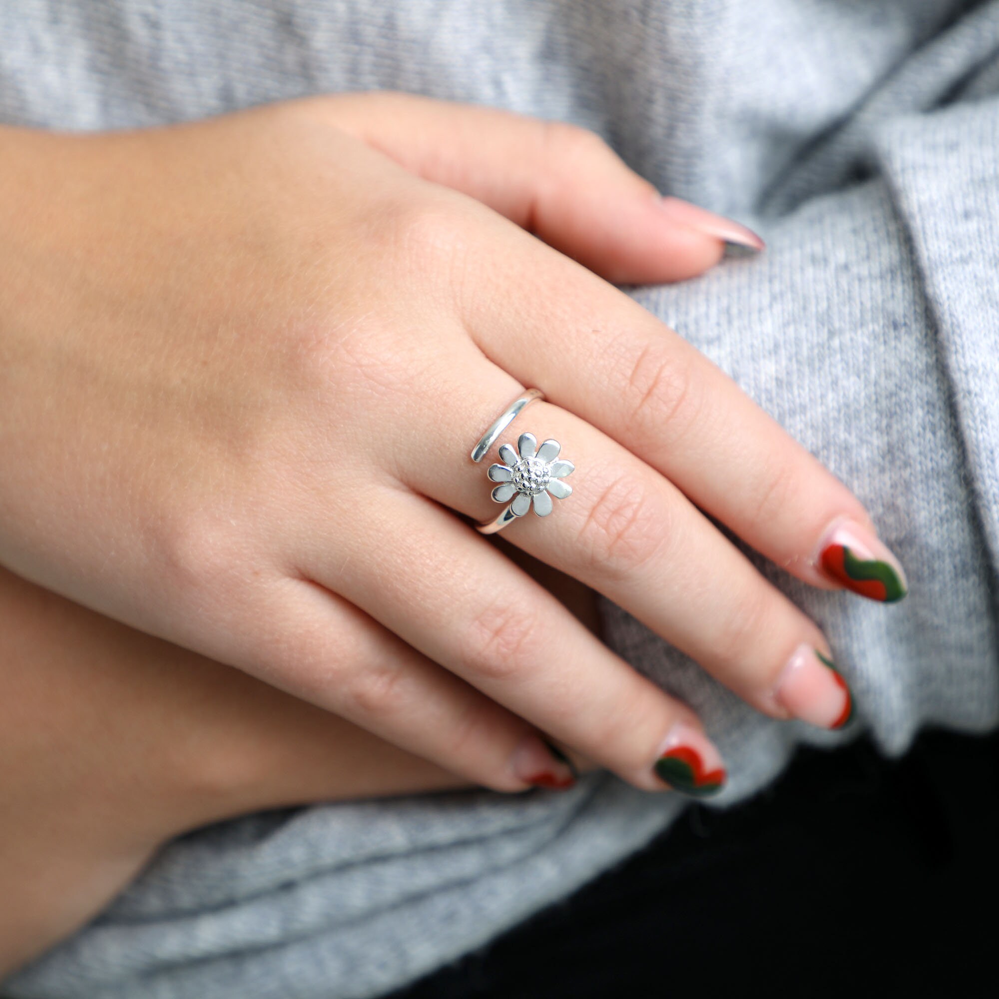 Anello in argento sterling con margherita: fascia floreale regolabile - Italia