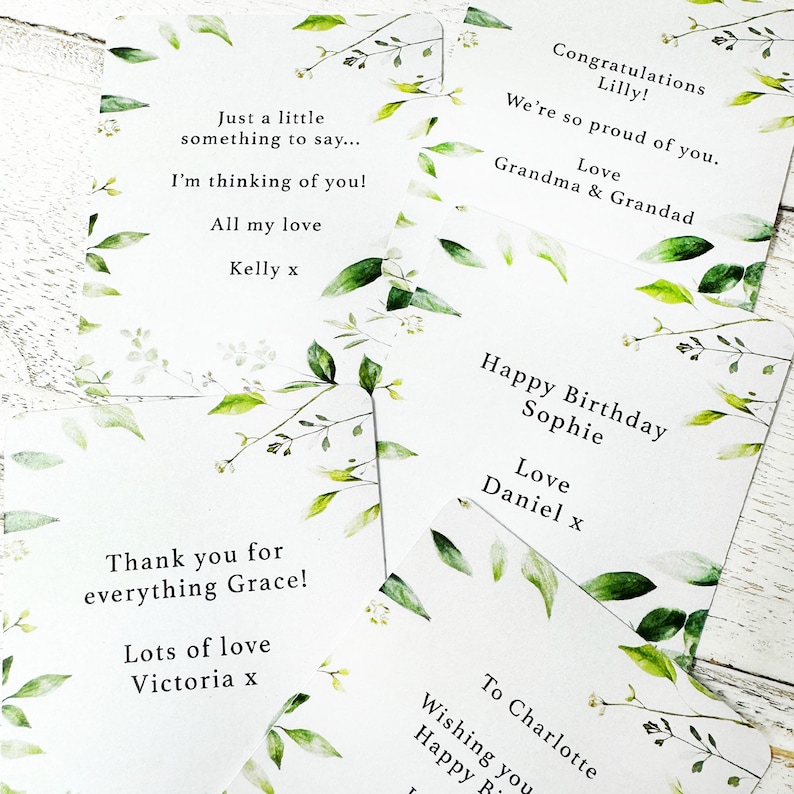 Puede incluir: Un conjunto de tarjetas de felicitaci&oacute;n blancas con bordes florales verdes y blancos. Cada tarjeta presenta mensajes personalizados como "Feliz Cumplea&ntilde;os Sophie" y "&iexcl;Felicidades Lilly!" con nombres y sentimientos.