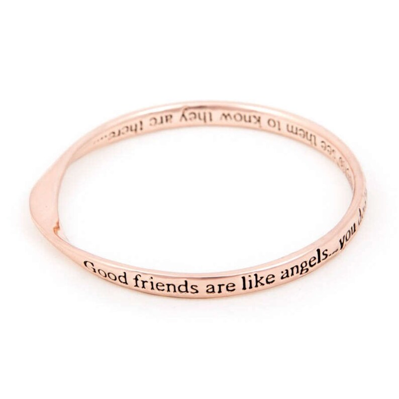 以下が含まれることがあります： 「Good friends are like angels... you get them to know they are there...」という刻印が施された、ローズゴールドのバングルブレスレットです。