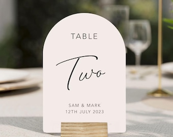 Números de mesa arqueados para bodas con soportes de madera: Asientos personalizados