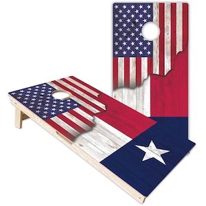 Könnte beinhalten: Ein hölzernes Cornhole-Spielbrett mit einem geteilten Design, das die amerikanische Flagge oben links und die Flagge des Bundesstaates Texas unten rechts zeigt. Die Oberfläche hat eine verwitterte Holzmaserung, ein kreisförmiges Loch und klappbare Beine.