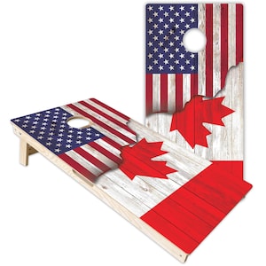 Könnte beinhalten: Ein rechteckiges Cornhole-Board mit einem geteilten Design aus der Flagge der Vereinigten Staaten und der kanadischen Flagge. Die Oberfläche hat eine verwitterte Holzmaserung mit einem kreisförmigen Loch nahe der Oberseite. Das Design wechselt von Sternen zu Streifen.