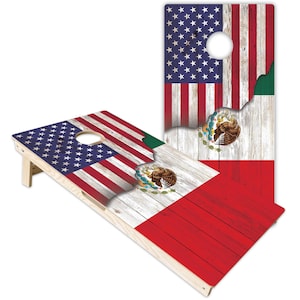 Könnte beinhalten: Zwei Cornhole-Boards mit einem kombinierten Design aus den Flaggen der Vereinigten Staaten und Mexikos. Die Boards haben eine verwitterte Holzstruktur, wobei die amerikanischen Sterne und Streifen in die mexikanische Trikolore mit Adler übergehen.