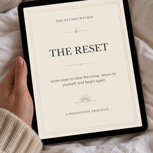 Könnte beinhalten: Ein Tablet, das ein digitales Dokument mit dem Titel THE STUDIO WITHIN THE RESET anzeigt, mit dem Untertitel seven days to clear the noise, return to yourself, and begin again und dem Text A REFLECTION PRACTICE sowie einem Sonnensymbol.