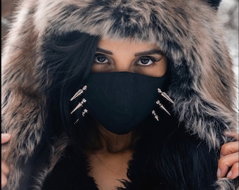 Unisex Gesichtsmaske mit Nieten und verstellbaren Ohrbändern.