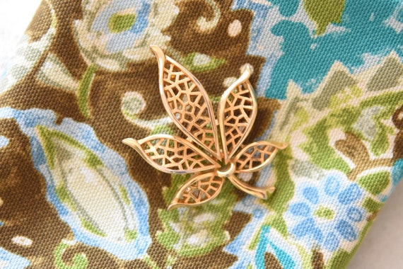 Vintage Gold Leaf Brooch, Filigree Metal, 5 Leave… - image 6