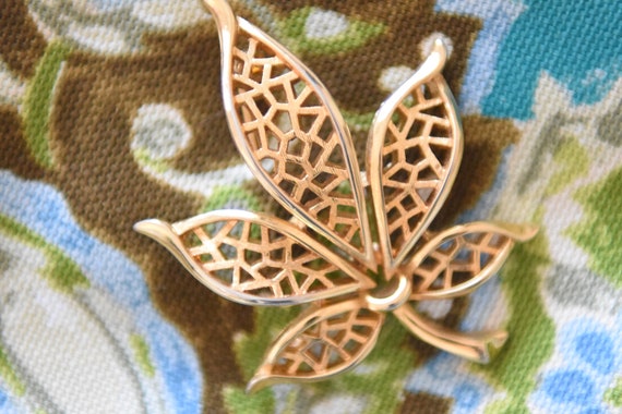 Vintage Gold Leaf Brooch, Filigree Metal, 5 Leave… - image 7