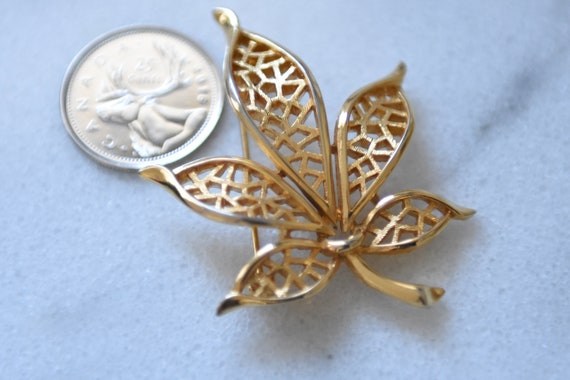 Vintage Gold Leaf Brooch, Filigree Metal, 5 Leave… - image 8