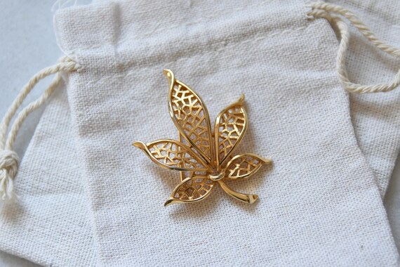 Vintage Gold Leaf Brooch, Filigree Metal, 5 Leave… - image 5