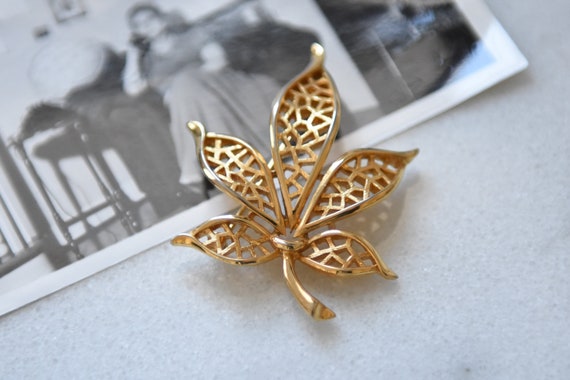 Vintage Gold Leaf Brooch, Filigree Metal, 5 Leave… - image 4