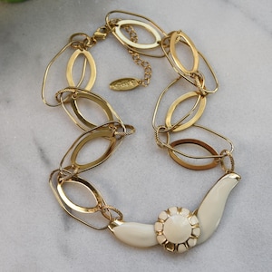 Collier tendance en émail crème d'inspiration vintage - Chaîne à maillons ovales dorés avec pièce maîtresse de collier recyclée