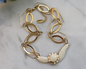 Collana vistosa in smalto color crema d'ispirazione vintage – Catena a maglie ovali color oro con elemento centrale ricavato da una collana riciclata