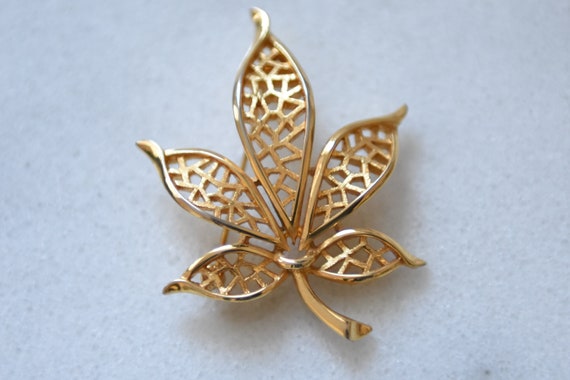Vintage Gold Leaf Brooch, Filigree Metal, 5 Leave… - image 1