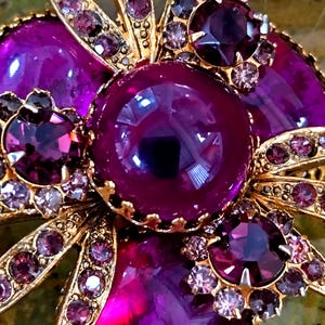 Gorgeous Purple Cabachon Vintage SELRO SELINI Brooch, unsigned Lucite Floral layered Revited Mid-Century image 4