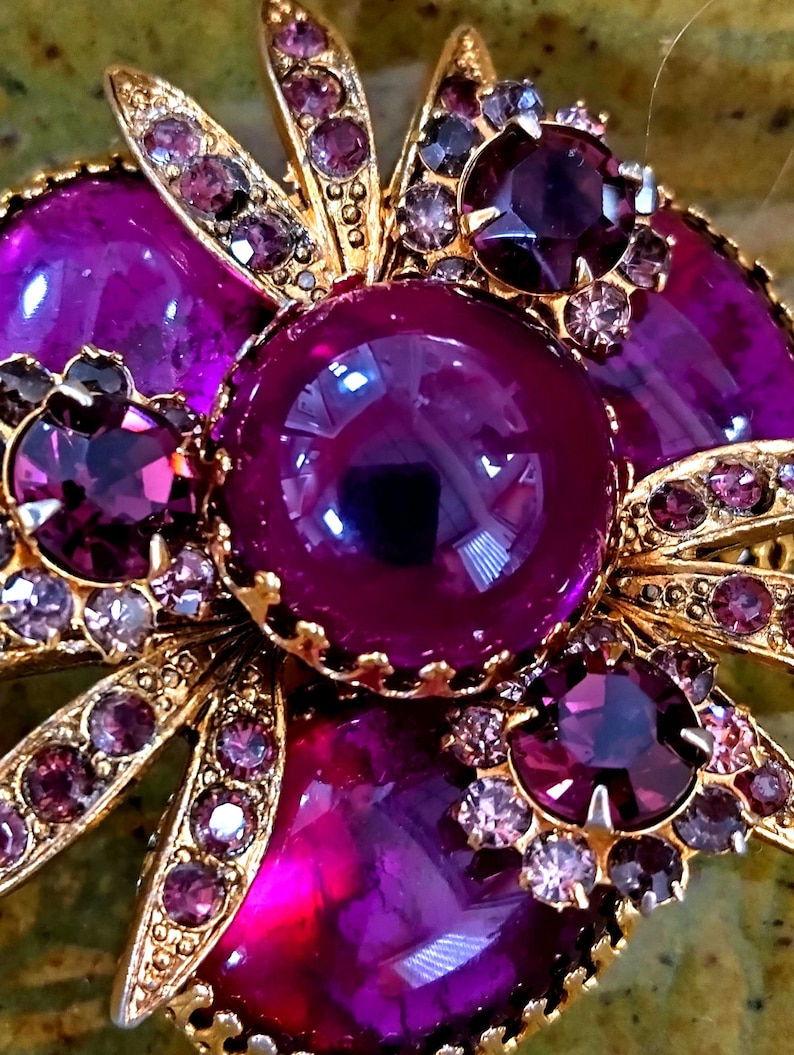 Gorgeous Purple Cabachon Vintage SELRO SELINI Brooch, unsigned Lucite Floral layered Revited Mid-Century image 4