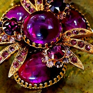 Gorgeous Purple Cabachon Vintage SELRO SELINI Brooch, unsigned Lucite Floral layered Revited Mid-Century image 8