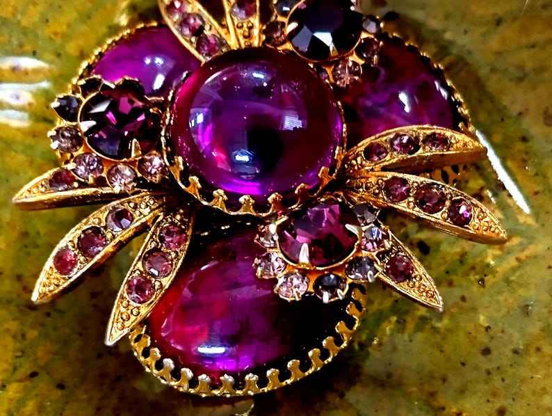 Gorgeous Purple Cabachon Vintage SELRO SELINI Brooch, unsigned Lucite Floral layered Revited Mid-Century image 8