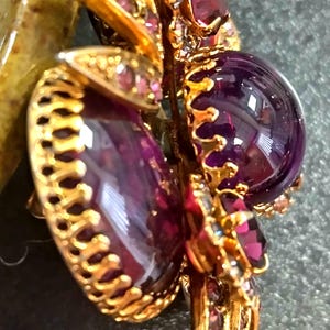 Gorgeous Purple Cabachon Vintage SELRO SELINI Brooch, unsigned Lucite Floral layered Revited Mid-Century image 3