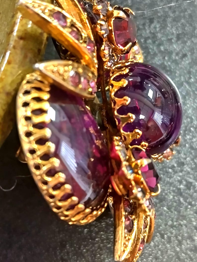 Gorgeous Purple Cabachon Vintage SELRO SELINI Brooch, unsigned Lucite Floral layered Revited Mid-Century image 3