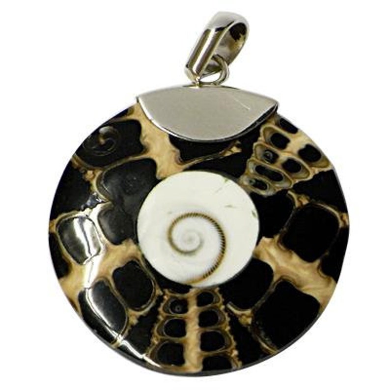 Muschelanhänger Spider conch-shaped pendant with a bound Shivaey