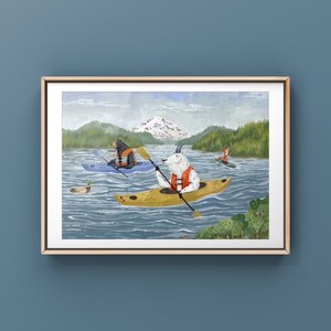 Puede incluir: Una ilustraci&oacute;n de acuarela de una escena de monta&ntilde;a con un oso, una cabra mont&eacute;s y un zorro haciendo kayak en un lago. El oso est&aacute; en un kayak azul, la cabra mont&eacute;s est&aacute; en un kayak amarillo y el zorro est&aacute; en un kayak rojo.