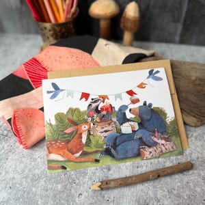 Cartão de aniversário com bolo de urso | Cartões de feliz aniversário | Cartões para atividades ao ar livre, Cartões de animais da floresta, Cartões divertidos, Cartões de aniversário infantis