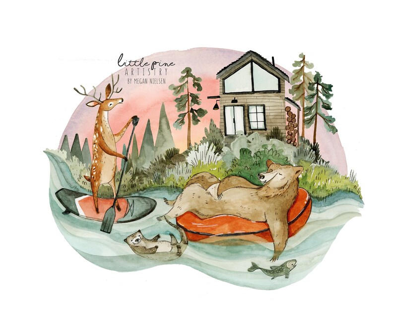 Pu&ograve; includere: Un'illustrazione ad acquerello di un cervo che rema su una tavola da paddle surf, un orso che si rilassa su un galleggiante e una lontra che nuota in un fiume. Un cottage con un tramonto rosa sullo sfondo. Il testo "little pine artistry by megan nielsen" &egrave; nell'angolo in alto a sinistra.