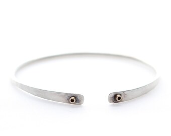 Brazalete de plata de ley martillada con tubos de oro macizo de 14 k
