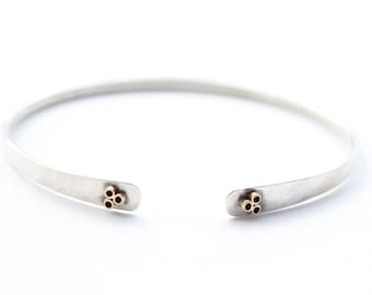 Brazalete de plata de ley con textura martillada y detalles de oro amarillo macizo de 14 k. Brazalete minimalista apilable hecho a mano. Metal reciclado.