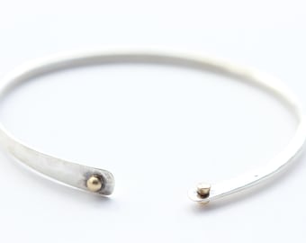 Brazalete de plata esterlina martillada con detalles de oro amarillo macizo de 14k