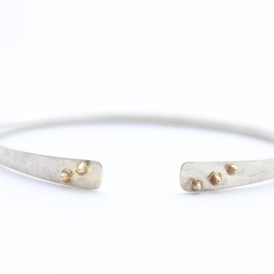 Gehämmertes Sterling Silber Manschette Armband mit 14k Gelbgold Akzent