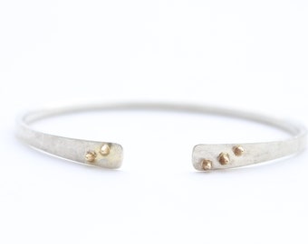 Brazalete de plata esterlina martillada con detalles de oro amarillo macizo de 14 k