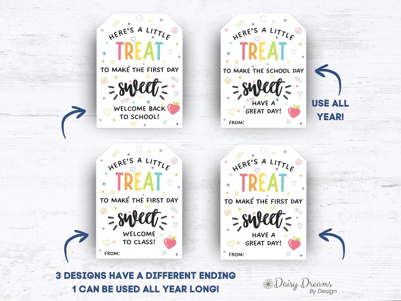 以下が含まれることがあります： 「Here's a Little Treat」と「sweet」というカラフルなテキストが書かれた4つの白いギフトタグ。各タグには、「Welcome Back to School!」や「Have a Great Day!」など、異なるメッセージが書かれており、ハート型のリンゴのイラストが描かれています。