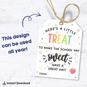 以下が含まれることがあります： カラフルな文字で「Here's a little TREAT to make the school day sweet, have a great day!」と書かれた白いギフトタグ。タグには紐が付いており、ハート、星、花で飾られています。