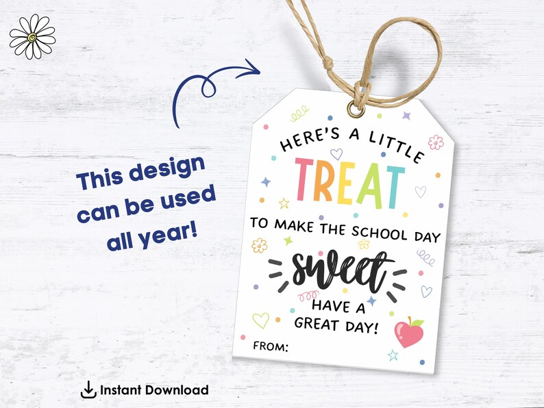 以下が含まれることがあります： カラフルな文字で「Here's a little TREAT to make the school day sweet, have a great day!」と書かれた白いギフトタグ。タグには紐が付いており、ハート、星、花で飾られています。