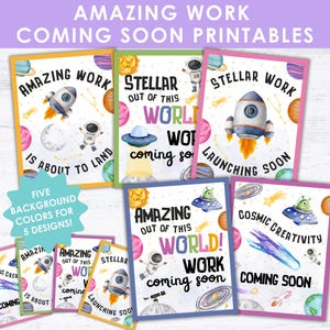 Op de afbeelding: Een verzameling kleurrijke printables met ruimtethema's, met raketten, planeten en astronauten. De tekst bevat zinnen als "Amazing Work" en "Coming Soon". De ontwerpen hebben verschillende achtergrondkleuren, geschikt voor kinderkamers.