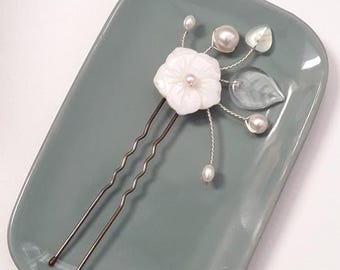Pic à cheveux de mariage fleur en nacre et feuilles de verre - Bridal porter of pearl flower hair pin