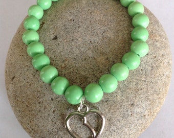 Kidney/Donor Awareness Bracelet. Silver kidney charm. Green apple beaded bracelet. Sturdy stretch cord.