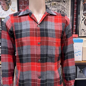 Vtg Arrow men's flannel plaid shirt long sleeve collar loop size small.