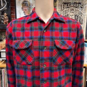 Vtg Pendleton men's wool flannel plaid shirt long sleeve collar loop size medium.