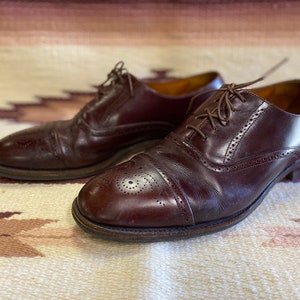 Loake Bros. Shoemaker Oxfords brogues shoes burgundy lace up leather UK size 8 1/2 EE made in England. image 1