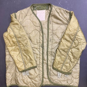 M-65 U.S. Army green quilted jacket lining, True Vintage Military, streetwear fashion size large.