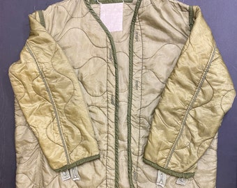 M-65 US Army green quilted jacket lining, True Vintage Military, streetwear fashion size large.